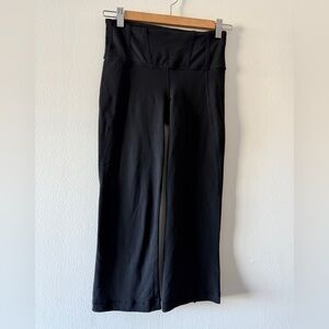 LULULEMON black kick flare Capri length yoga pants leggings active 4